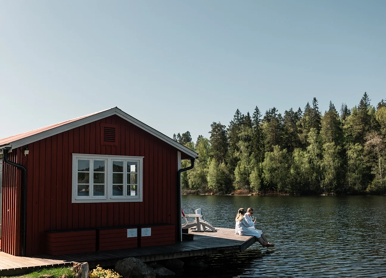 Sjöstuga med bastu och uterum vid sjön Gissen